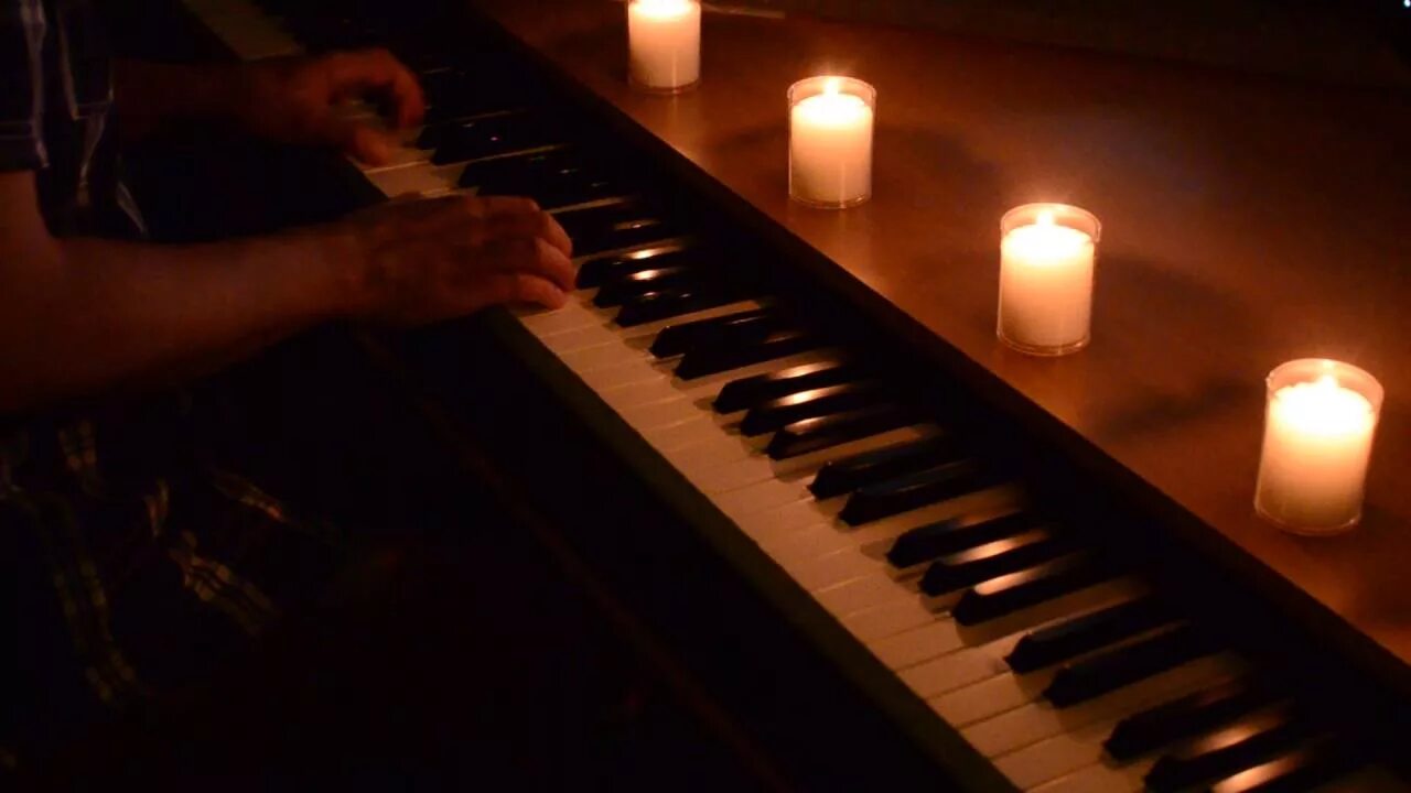 Просто песня вечера. Вечер пианино. Свечи на пианино. Фортепиано ночь. Рояль и свечи.