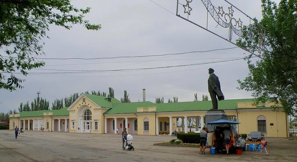 феодосия железнодорожный вокзал. жд вокзал в феодосии. ж/д вокзал в феодосии. крым феодосия ж-д вокзал. железная дорога вокзал феодосия.