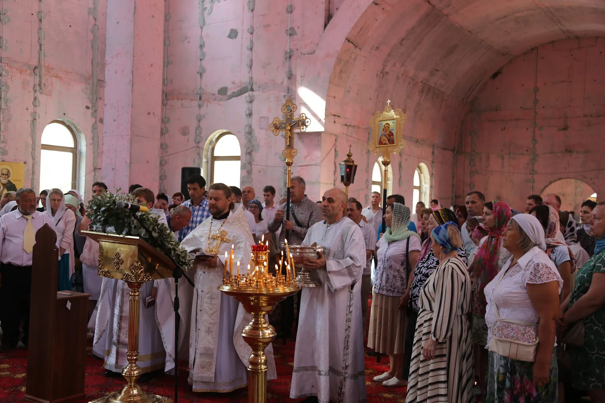 храм преображения в коммунарке. священники коммунарской церкви. настоятель храма преображения господня в коммунарке. жёлтый церковь в коммунарке. коммунарка храм служба.