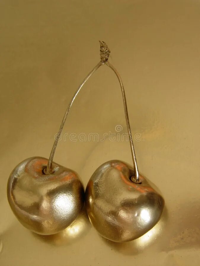 Вишни гарда декор. Вишенка золотом. Золотая вишня. Вишня на золотом фоне. Золотая вишня.