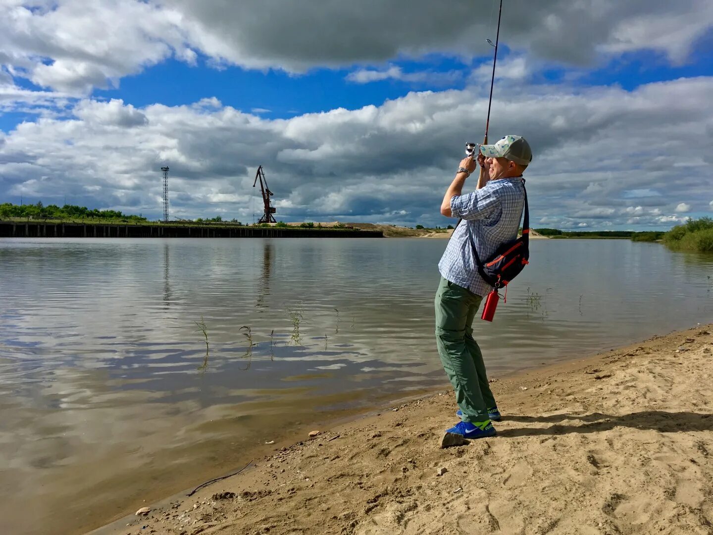 Ловля спиннингом на море. Рыбалка на спиннинг. Рыбалка летом. Летняя рыбалка на спиннинг. Рыбак со спиннингом.