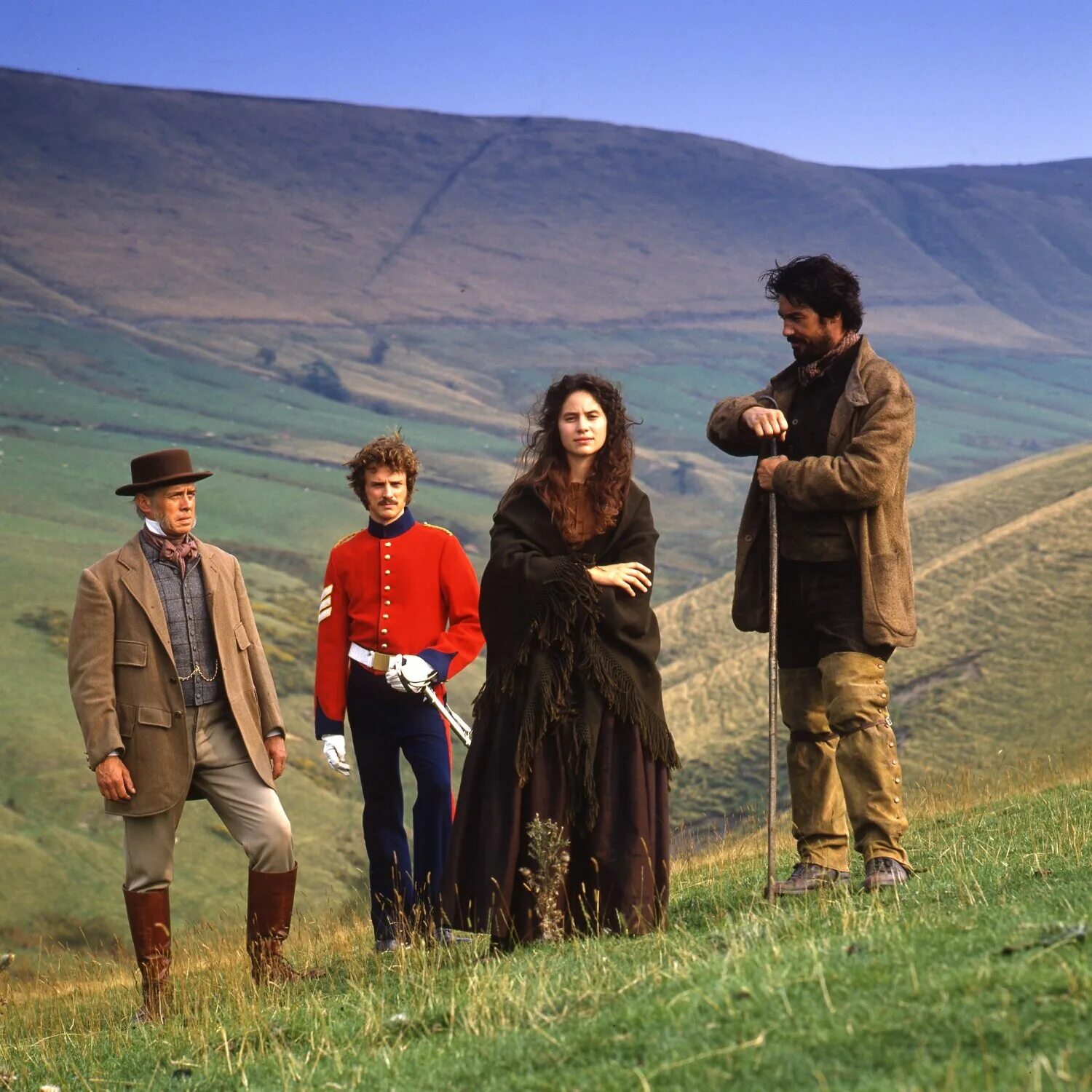 Вдали от безумной толпы книга. Вдали от обезумевшей толпы книга. Джули кристи 2020. Вдали от безумной толпы. Вдали от обезумевшей толпы 2015.