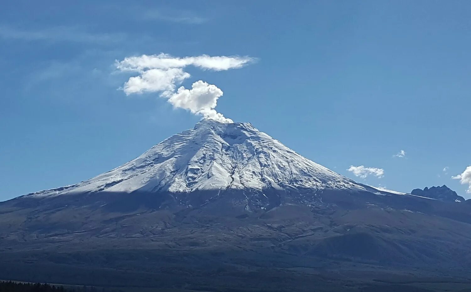 Вулканы в америке название. Эквадор вулкан Котопахи. Вулкан Котопакси Эквадор. Южная Америка вулкан Котопахи. Вулкан Котопахи извержение.