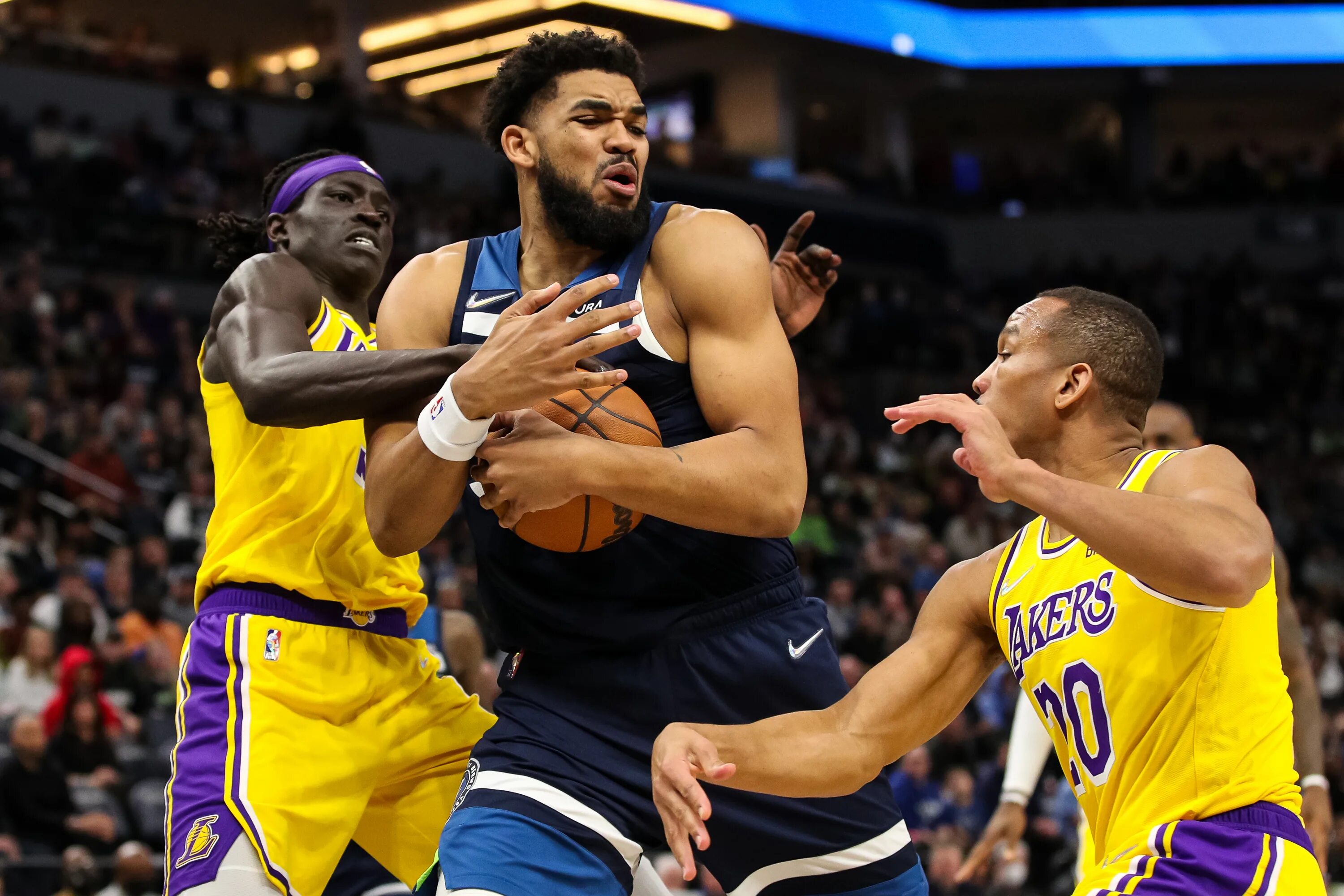 Баскетбол Лейкерс. Миннесота vs Лос-Анджелес. Wolves NBA. Minnesota Timberwolves Fans.