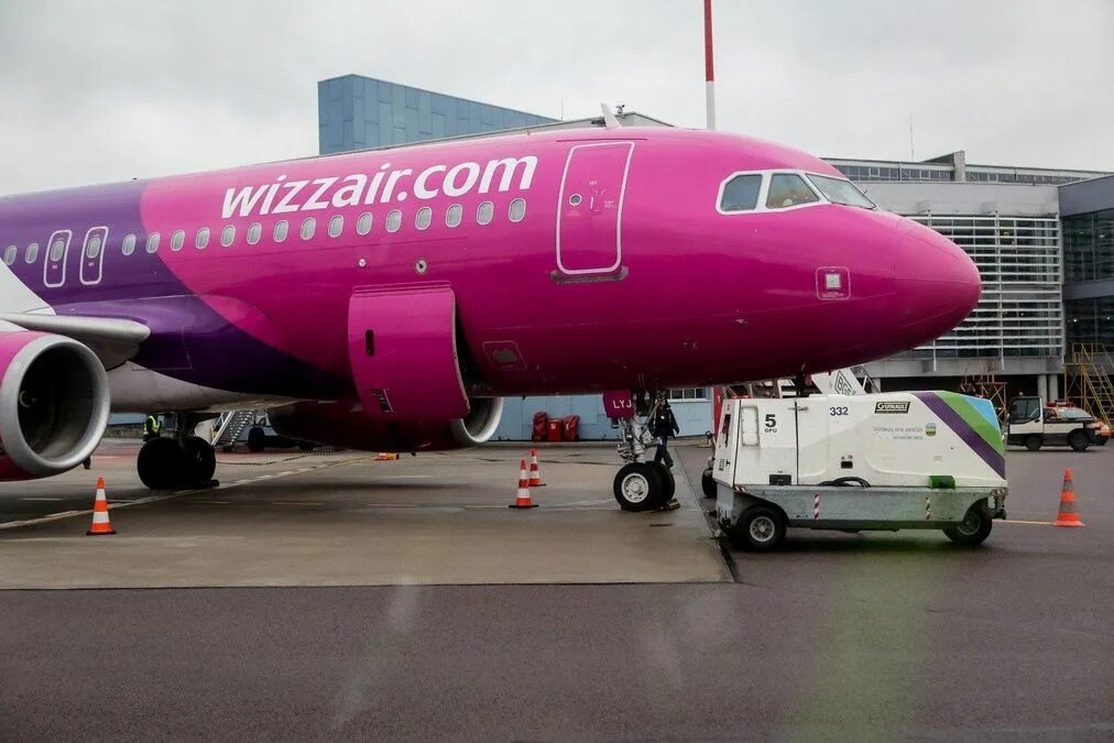 Wizz air авиакомпания молдова. Airbus a320 wizz air. Авиа виза. Wizz air рейс w6-2208. Венгерский лоукостер wizz.