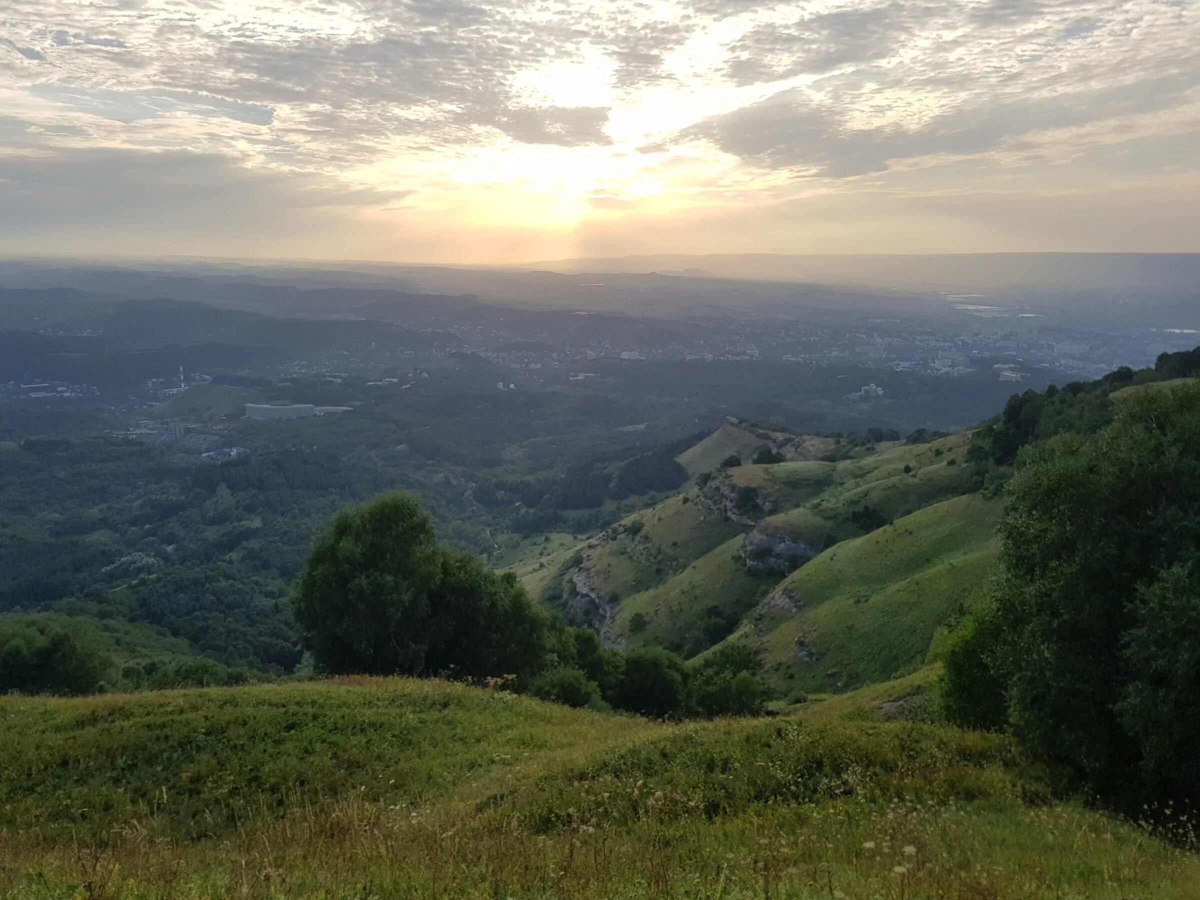 Кисловодск ставропольский край. Кисловодск уровень моря. Гора большое седло кисловодск. Гора большое седло кисловодск. Кисловодский национальный парк гора малое седло.