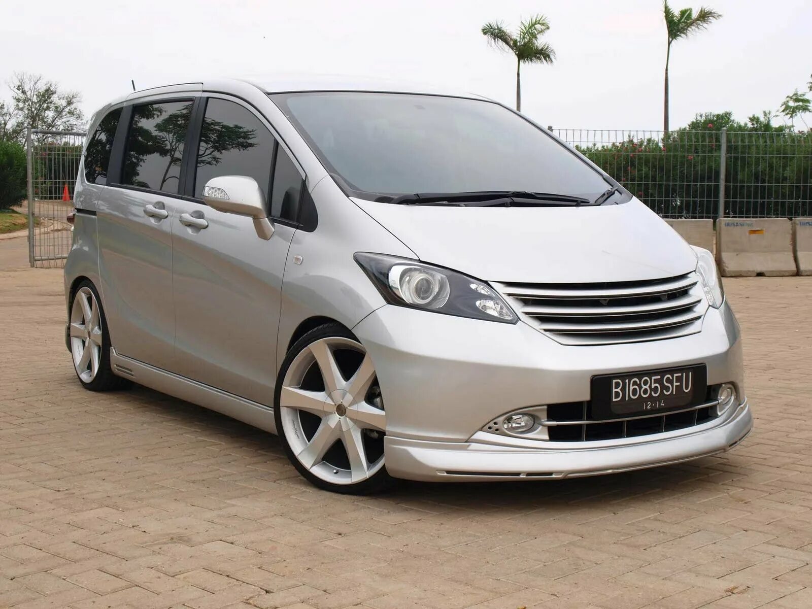 Фрид тюнинг. Honda freed r17. Хонда Фрид на r17. Honda freed r18. Honda freed в обвесе.