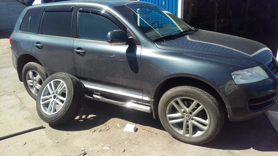 Вид шин 265 50r19 на туарег нф. 255 55 17 туарег. Колеса туарег r17. Туарег резина 19. Туарег разноширокая резина.