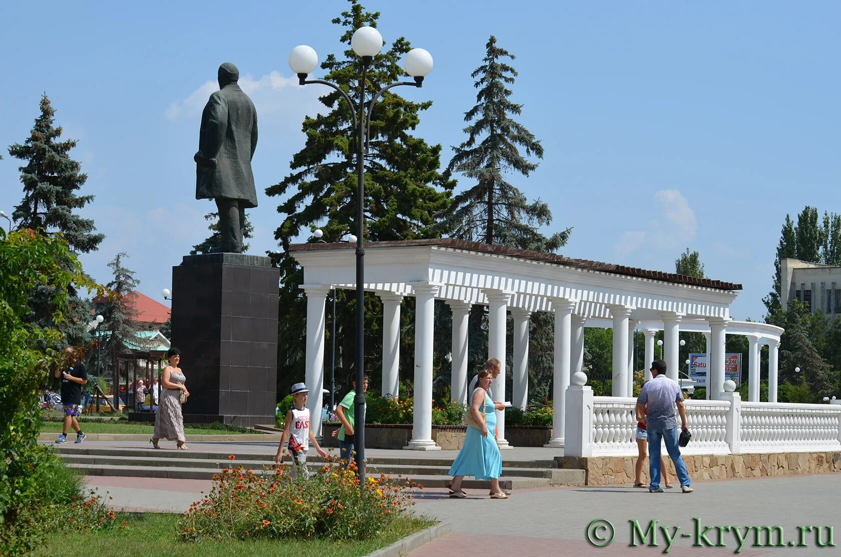 Сайт г саки. Город Саки площадь. Площадь Ленина Саки. Г. Саки площадь Центральная. Саки памятник Ленину в парке.