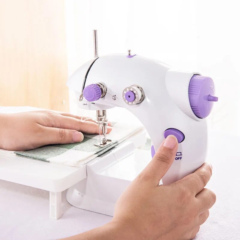 Мини шитье. Портативная мини швейная машинка mini sewing machine. Ручная машинка для шитья. Швейная машинка помощница от леомакс. Швейная машинка zimber zm-10935 размер винтов.