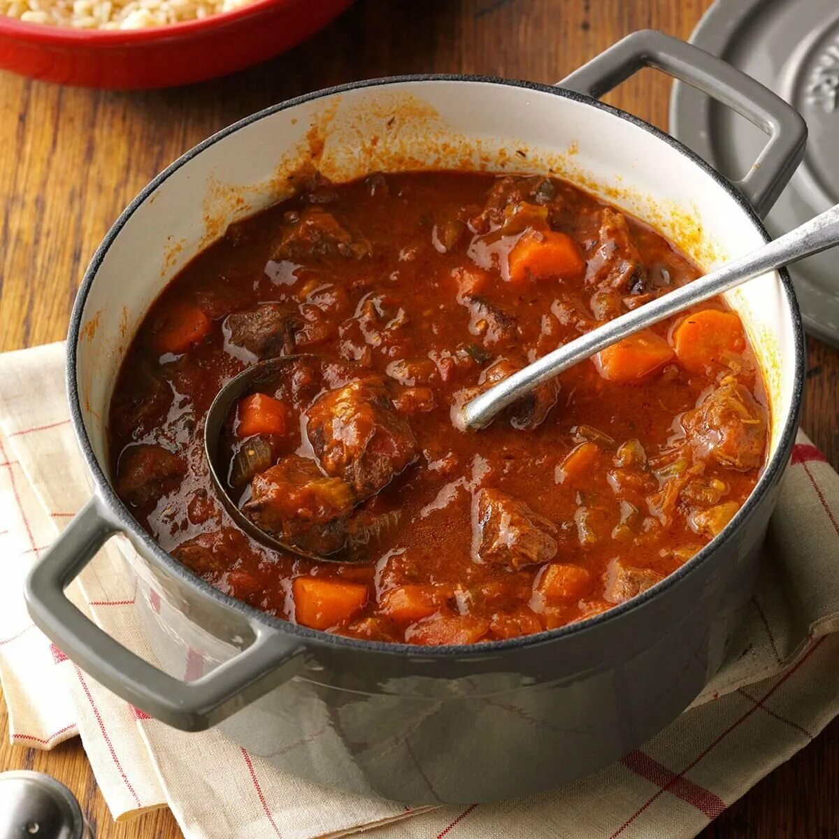 Свинина кусочками с луком. Тушёное маринованное мясо. Вкусная тушеная свинина в кастрюле. Свиное рагу. Сколько тушить свинину на сковороде кусочками.