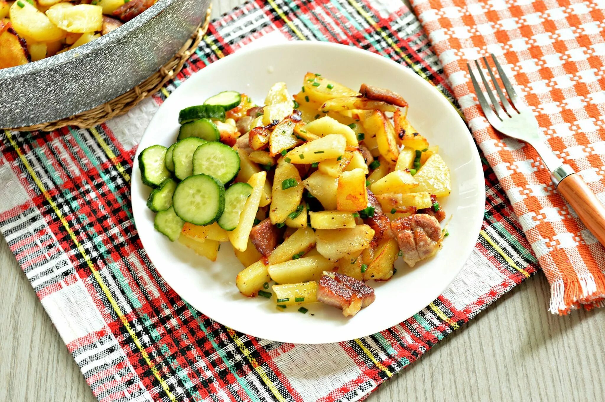 Как жарить картошку с мясом. Картофель жареный с мясом. жареная картошка со свининой. блюда с жареной картошкой. жареная картошка с мясом на сковороде.