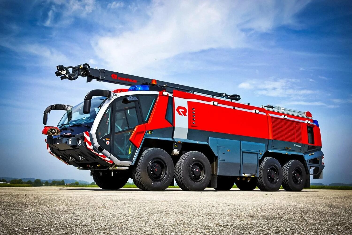 Аэродромная пожарная машина Rosenbauer. Аэродромный пожарный автомобиль Rosenbauer. Новая пожарная машина Розенбауэр. Ивеко Розенбауэр.