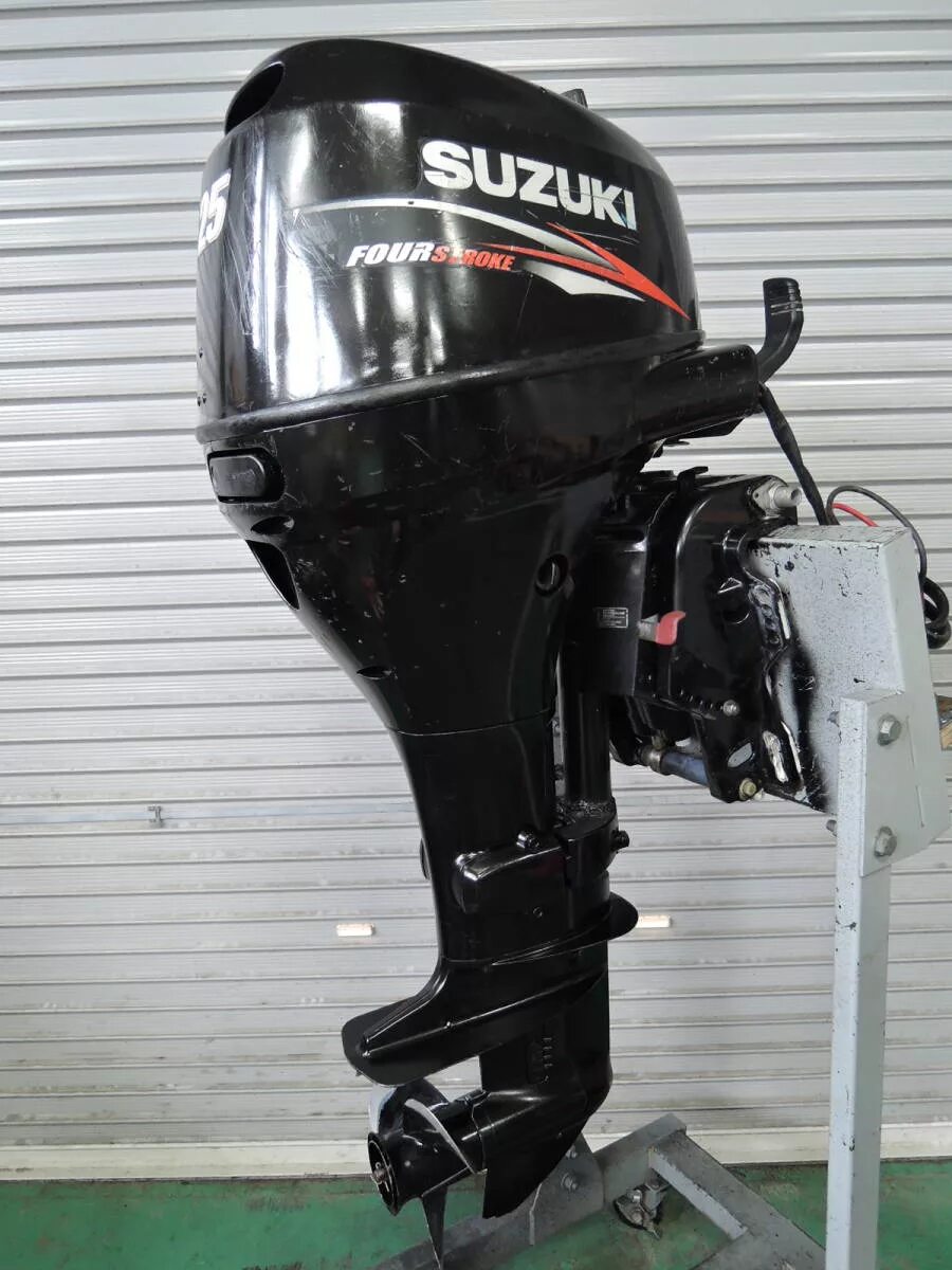 Лодочный мотор 20 л с купить. Лодочный мотор Сузуки 15 четырехтактный. Tohatsu четырехтактный Лодочный мотор 20 л.с. Suzuki 40 Лодочный мотор 4 тактный. Honda 15 л.с 4-х тактный.