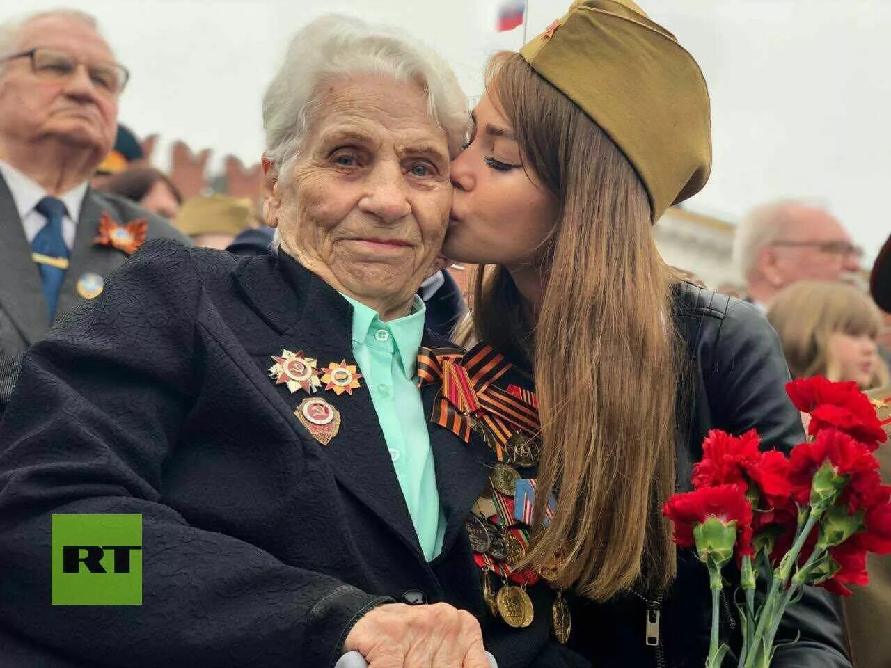 Ветеран со слезами на глазах. Праздник со слезами на глазах немецкий. Ока ветеранам. Открытка "9 мая". С днем победы.