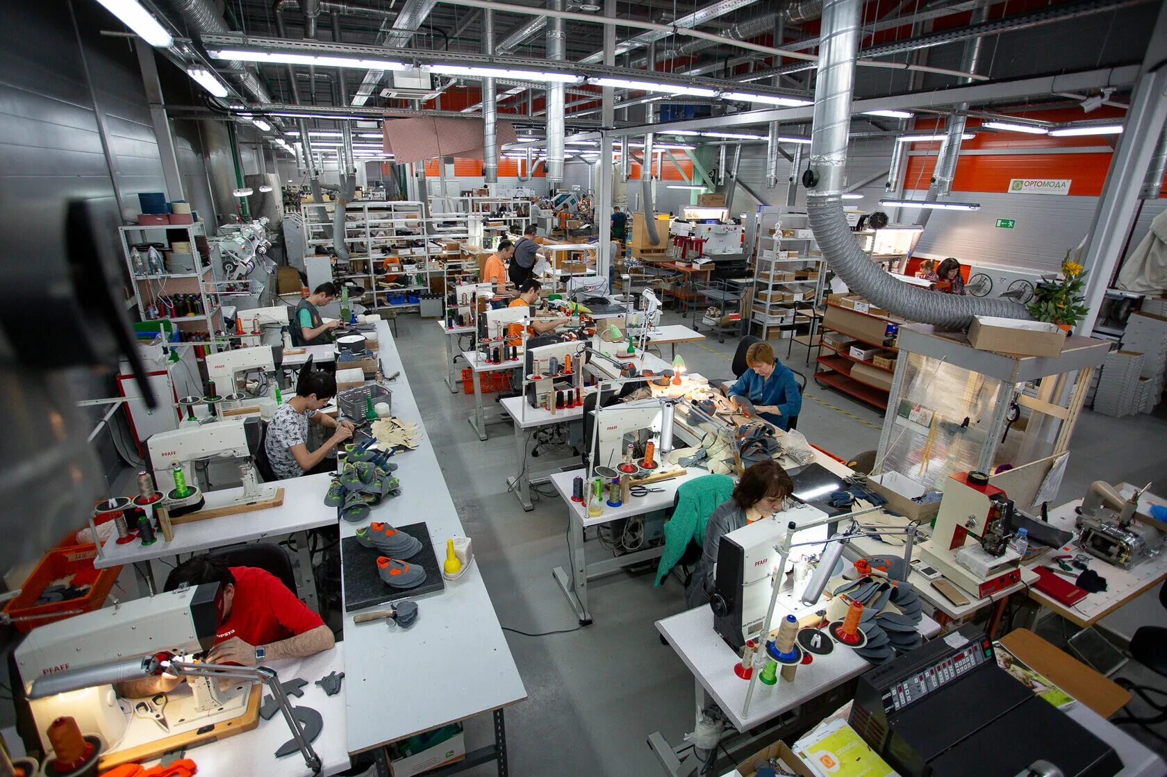 Smart factory. поточная роботизированная линия. Products factory. Factory worker. завод ducati в италии.