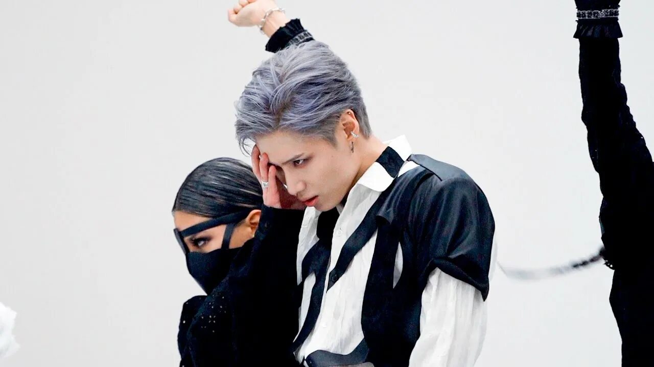 Тэмин из shinee. Тэмин criminal. Ли тэмин criminal перчатка. Тэмин taemin 태민. Shinee criminal.