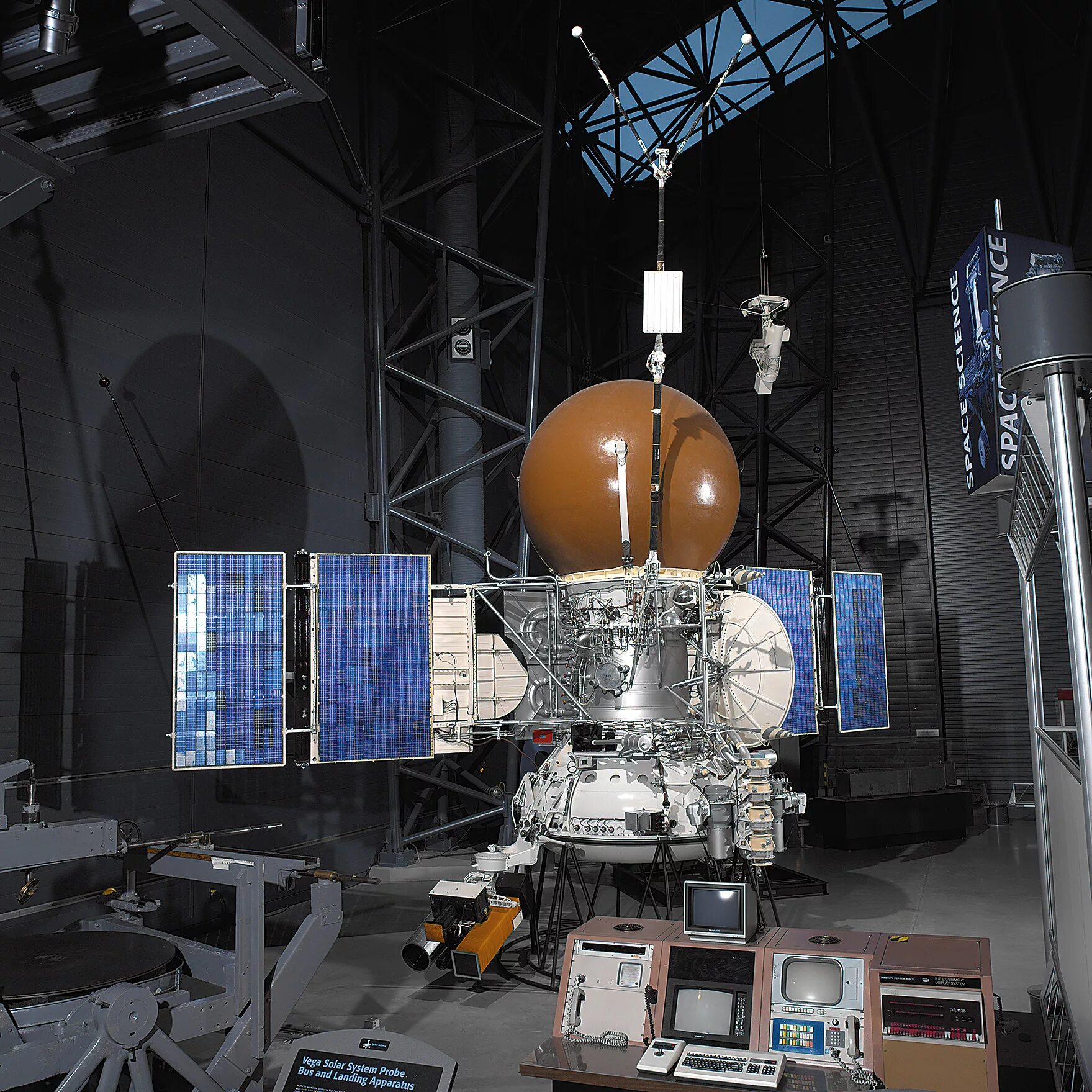Первая космическая миссия. Вега-1 и Вега-2. АМС Вега 1. «Вега‑2» аппарат космичекий.