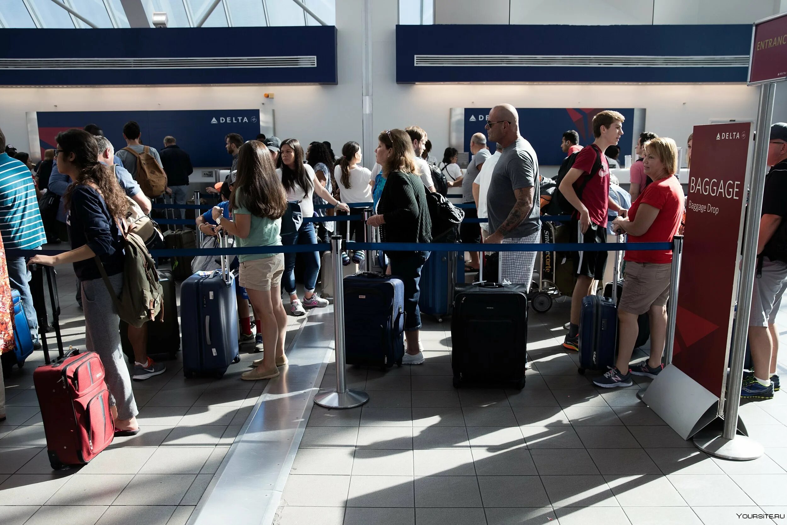 2014 год аэропорт. Пассажиры в аэропорту. Люди в аэропорту. Люди с чемоданами в аэропорту. Авиапассажиры аэропорт.