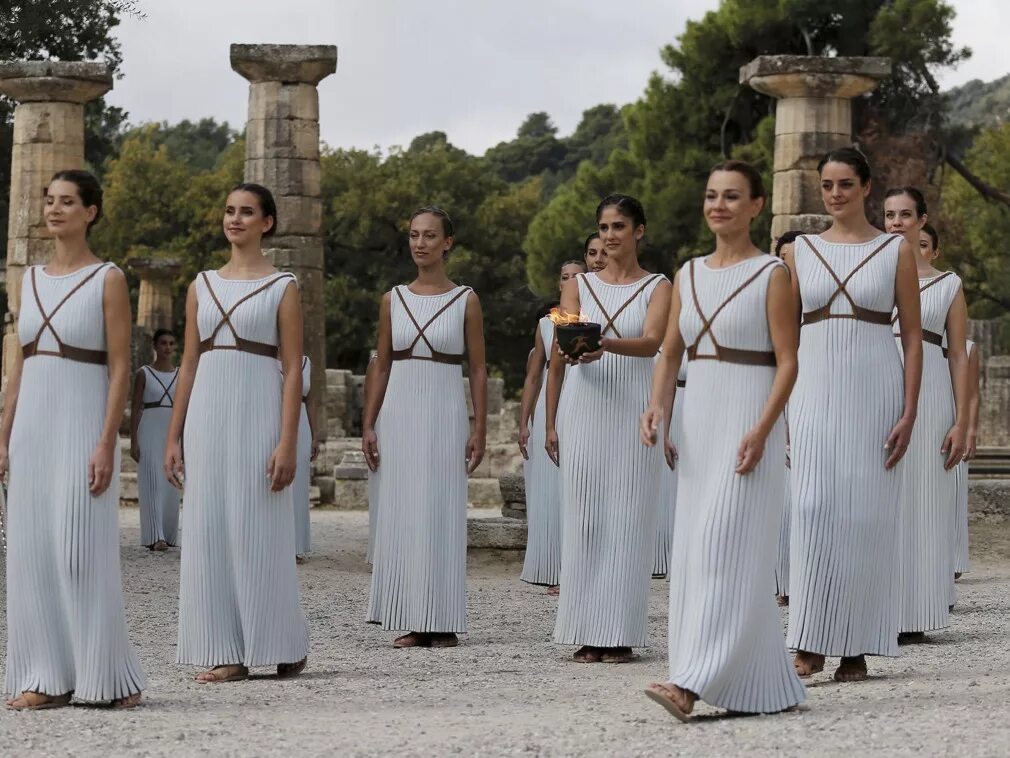 Церемония зажжения олимпийского огня в греции. Афины девушки. В афинах после 7 лет девочки. В афинах после 7 лет девочки. Зажжение олимпийского огня в греции.