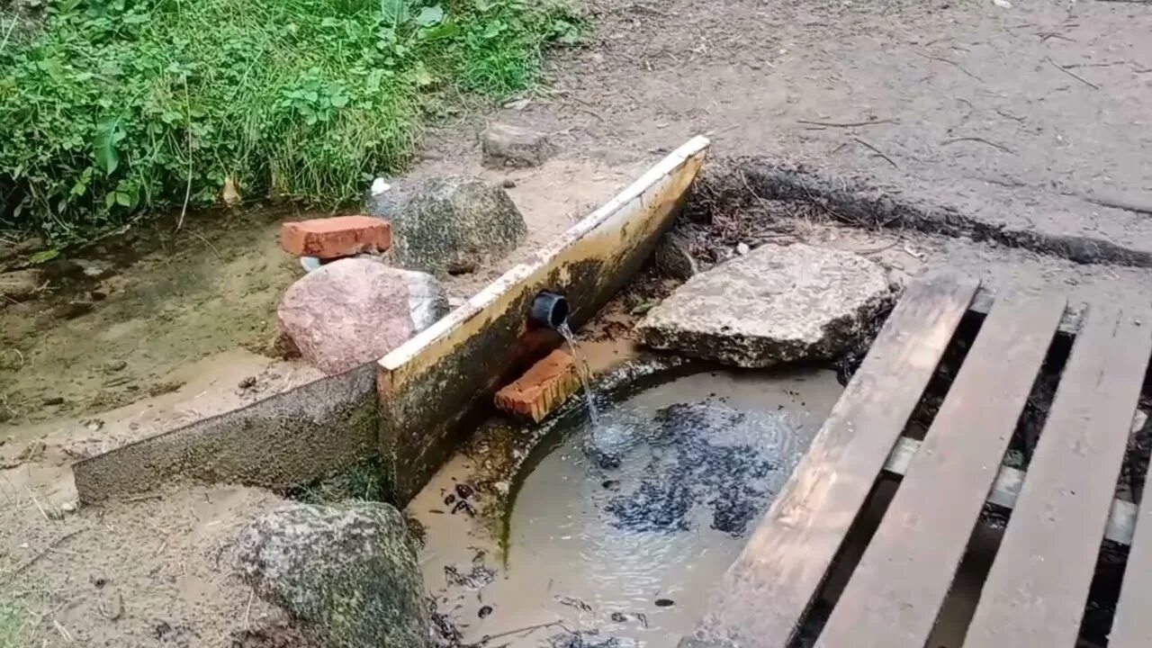 Водопад из природного камня. Родники для дачи. Труба для родника. Уличный рукомойник из камня. Водопад, сухой ручей, прудик.