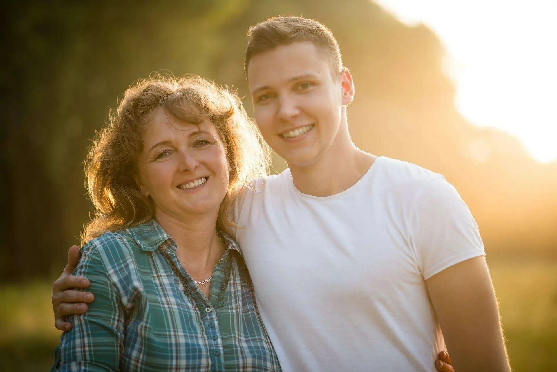 Mom and father. Парень обнимает маму. Парень с мамой. Женщина обнимает сына. Мама и взрослые дети.