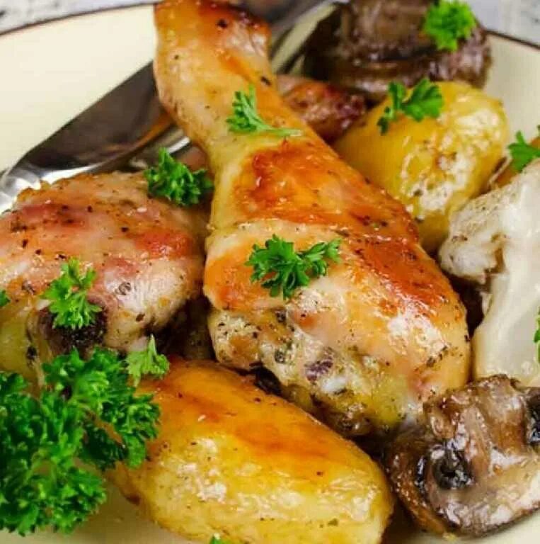 Куриные голени с картошкой. Курица с картошкой и грибами в духовке. Голени с картошкой в духовке. Куриные окорочка с картошкой в духовке. Голень куриная рецепты простой