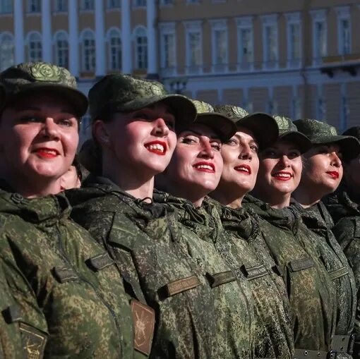 Группа жен мобилизованных. Женщины военнослужащие.