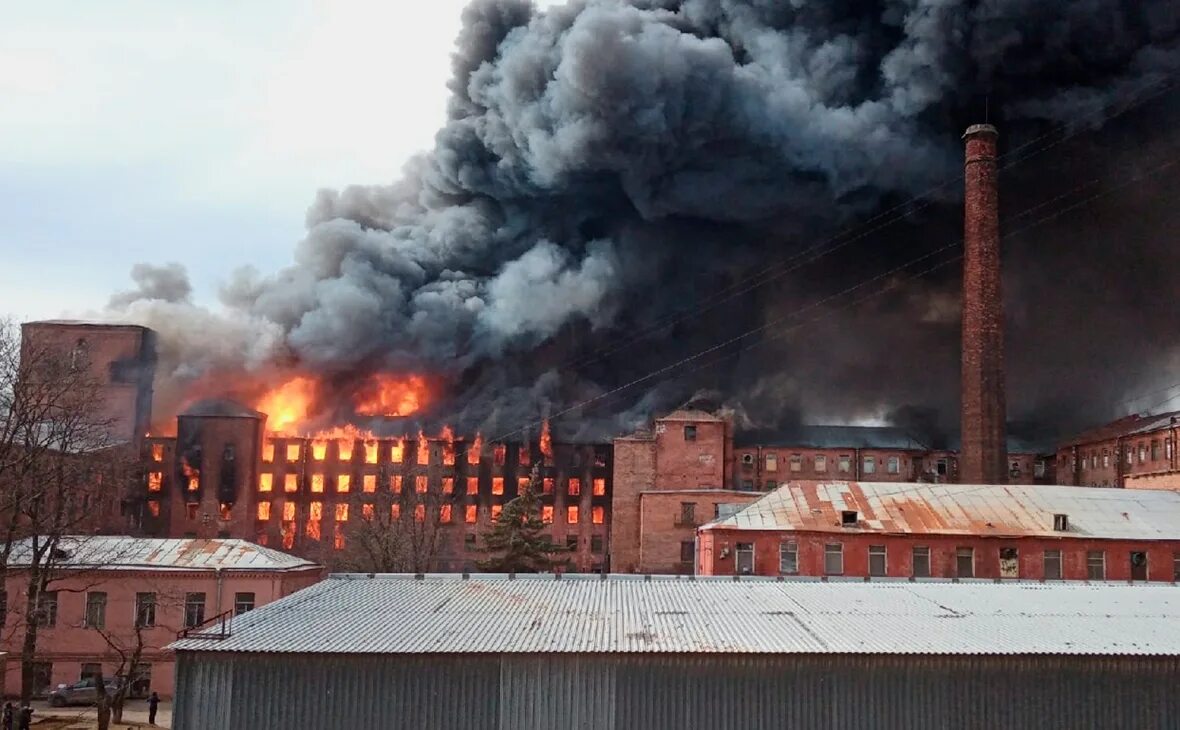 Невская мануфактура октябрьская набережная. Пожар в центре спб сейчас. Пожар на складе в питере вчера. Невская мануфактура санкт-петербург пожар. В каком районе пожар в санкт петербурге.