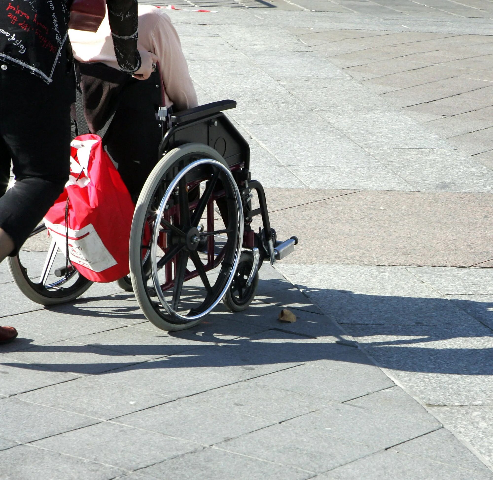 Инвалиды в Казахстане. Женщина инвалид колясочник. В инвалидном кресле Казахстан. Люди с инвалидностью в Индии.