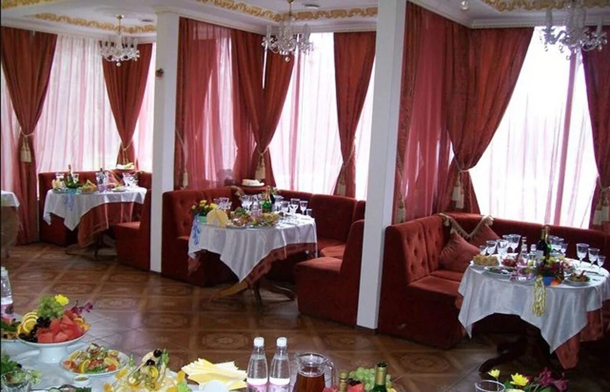 Банкетный зал интерьер. Длинный стол банкет. Буфет 7077 riva. Кинокафе ньютон москва. Интерьер вип зала в ресторане.