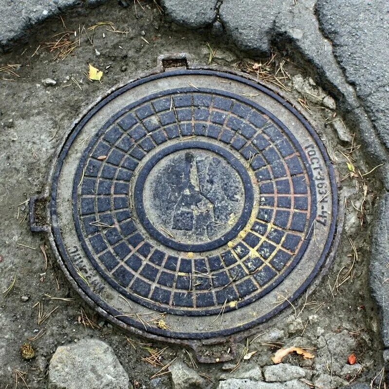 Люк канализационный 880мм. Канализационный люк тяжпрессмаш. Канализационные люки связи. Земляной люк. Люк канализационный чугунный 1910г выпуска николаев.