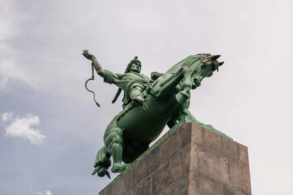 Конная статуя салавата юлаева. Памятник салавату юлаеву в стерлитамаке. Памятник салавата юлаева. Памятник салавату юлаеву в уфе. Скульптор памятника салавату юлаеву.