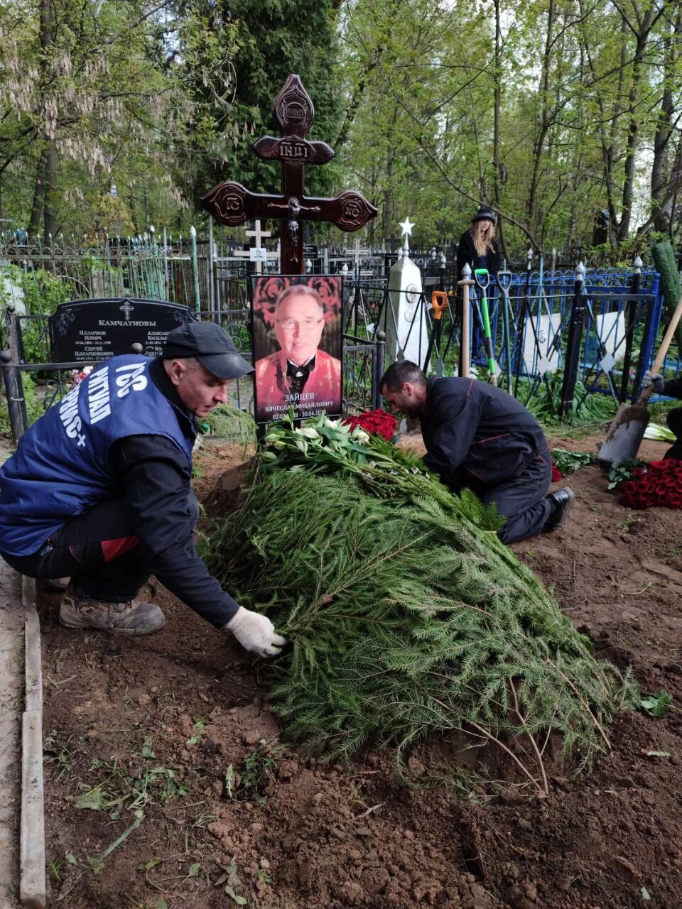 Могила Зайцева Вячеслава модельера. Могила Вячеслава Зайцева на Жегаловском кладбище. Жегаловское кладбище Зайцев. Кладбище фото.