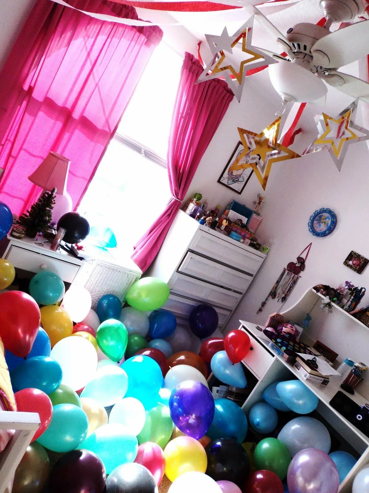 Комната с шарами. Украшения для комнаты. Украшение комнаты на день рождения. Украшение комнаты на день рождения девочки. Украшение комнаты шарами.