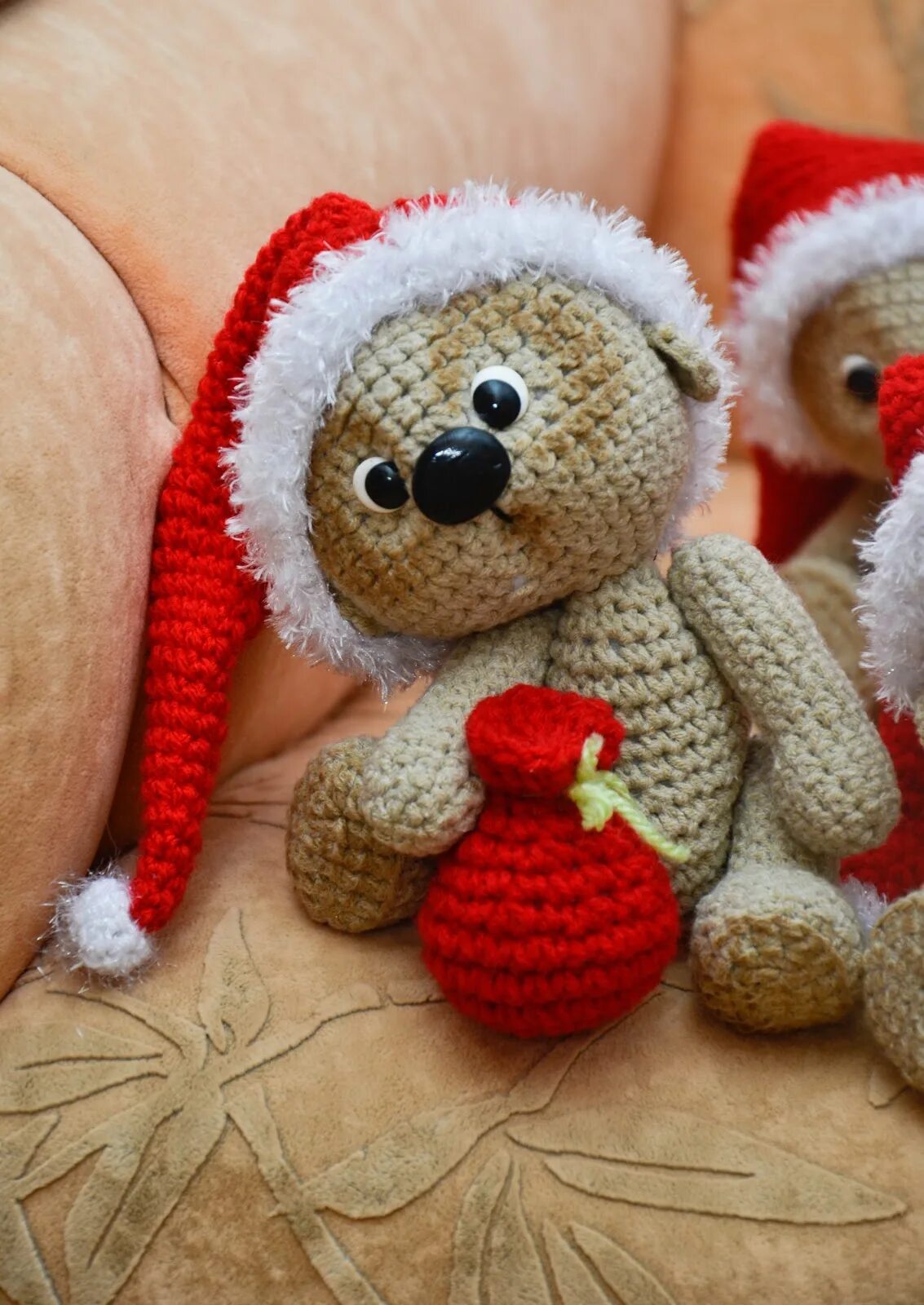 Вязаный новогодний мишка. Вязаный медведь на новый год. Новогодний мишка крючком. Рождественский мишка амигуруми. Новогодний мишка крючком.