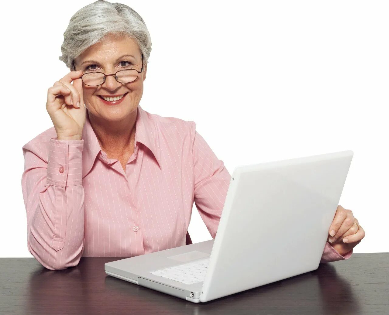 Женщина в возрасте за компьютером. Пожилые люди и интернет. Пожилая женщина с ноутбуком. Пенсионер за компьютером.