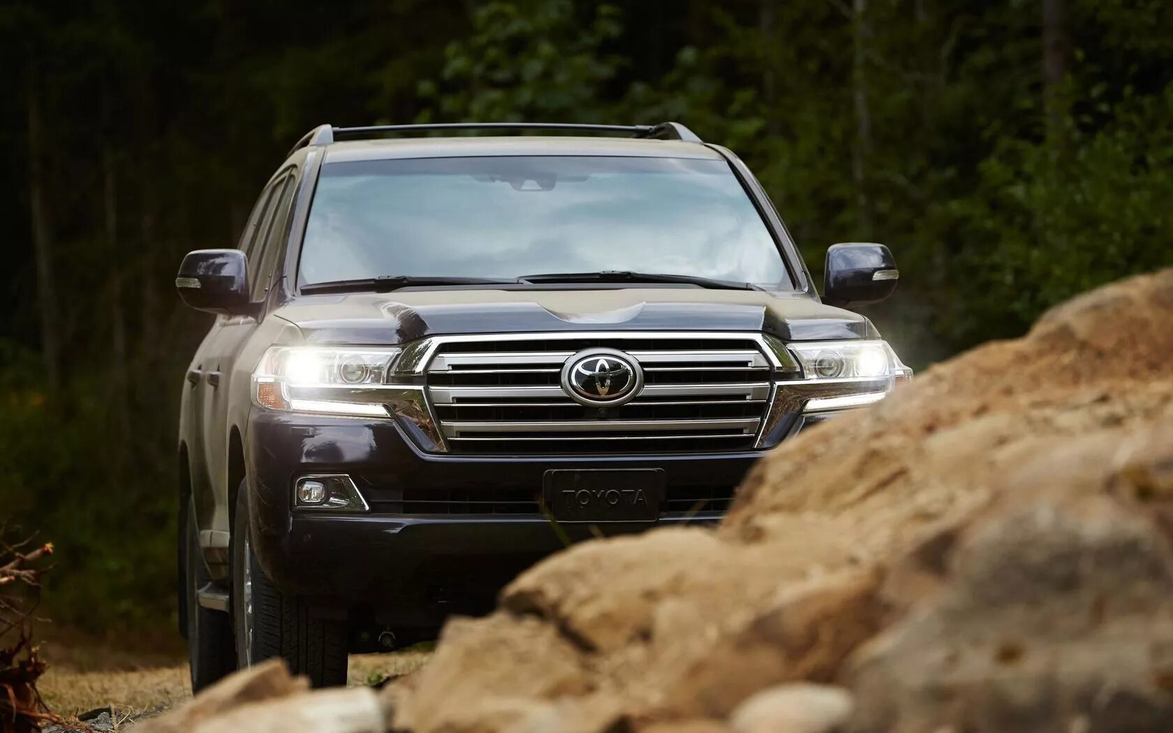 Фото 200. Toyota Land Cruiser 200 2018 обои. Toyota Land Cruiser 200 на стоянке. Обои Тойота ленд Крузер 200. Крузак 200 2016 и 2020.