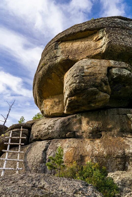 Круглая скала. Скала круглая белокуриха. Гора церковка в белокурихе легенды. Чистоводное. Огромные скалы.