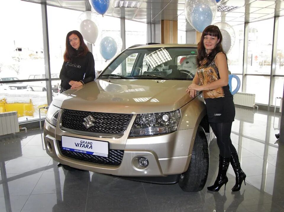 Suzuki Grand Vitara (2g). Сузуки Гранд Витара автосалон. Сузуки Витара Гранд Витара. Suzuki Grand Vitara Золотая.