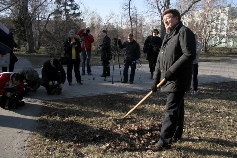 Обязаны ли школьники ходить на субботник. Субботник. женщины на субботнике. одежда для субботника.