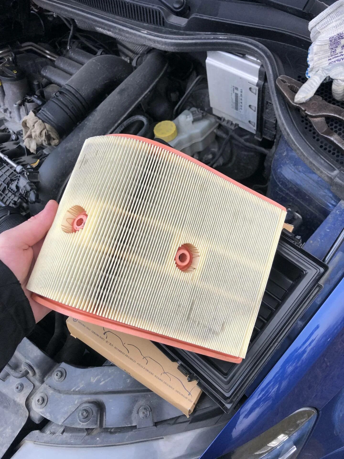 Замена фильтра поло. Воздушный фильтр фольксваген поло седан 1. 6 110 л. Замена фильтра поло. Фильтр воздушный фольксваген поло седан 2015.