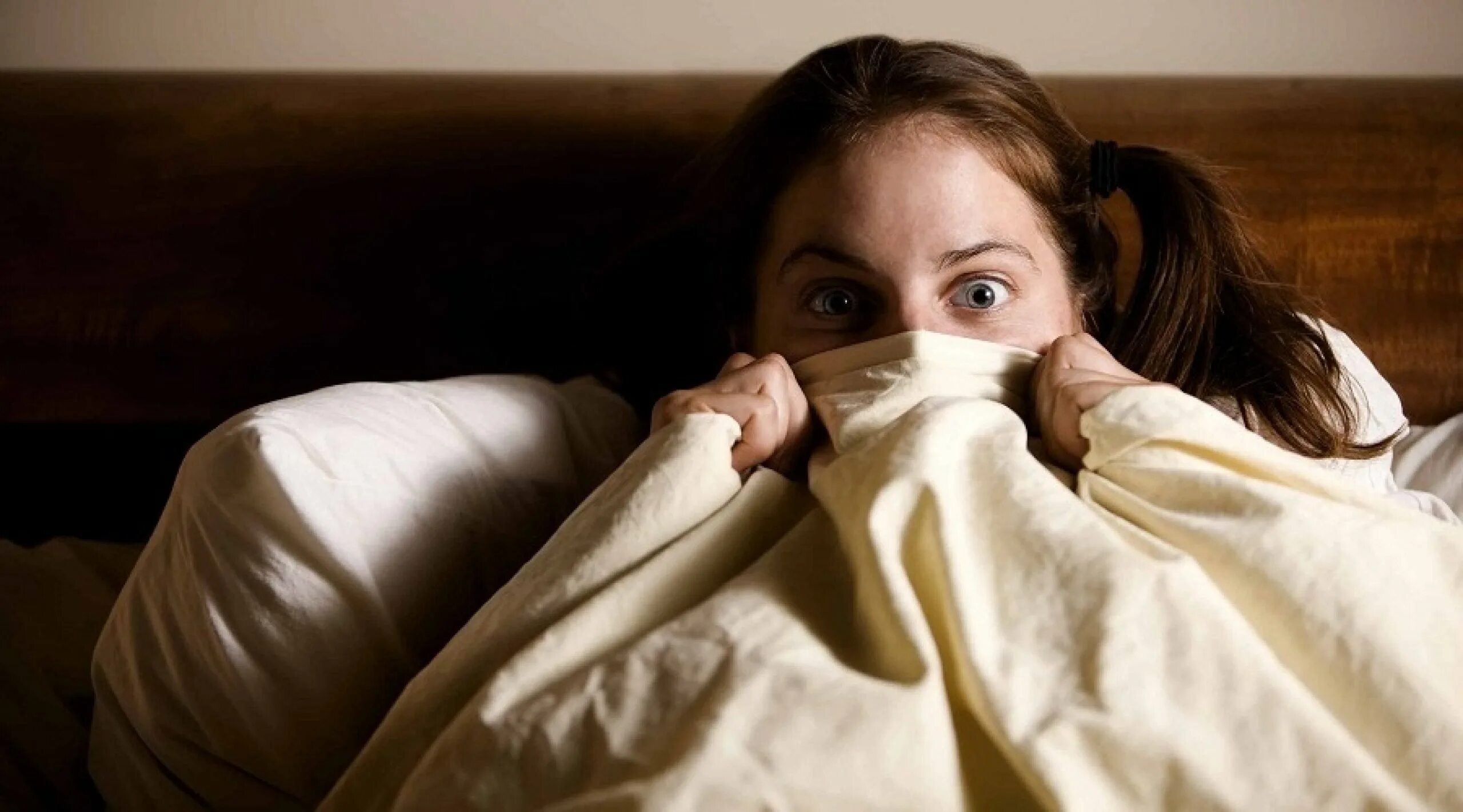 Девушка страх. Девушка прячется. Испуганная девушка. Девушка прячется под одеялом. Стыд во сне