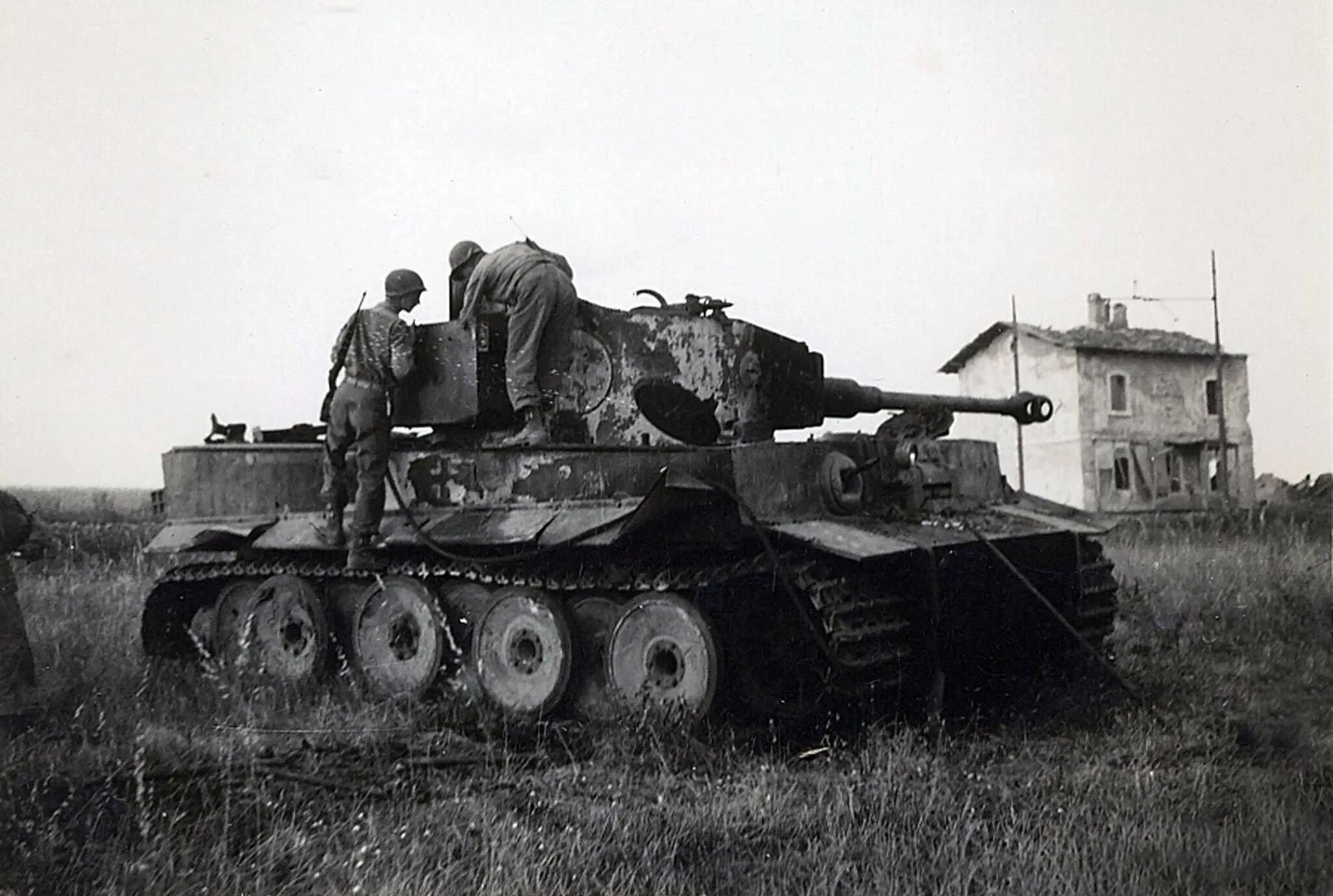 Танк тигр времен великой отечественной войны. Подбитый немецкий танк тигр. Подбитый тигр 1. Снимки подбитых танков тигр 2.