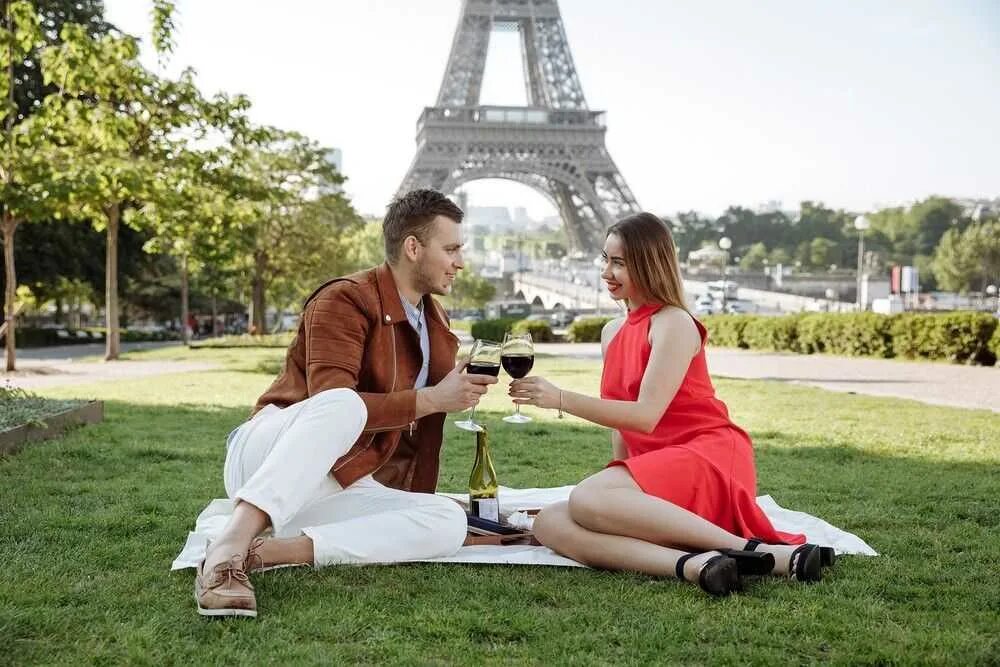 Сколько живет во франции. Рейчел Холлис в Париже. Пикник в Париже. Девушка у Эйфелевой башни. Фотосессия в Париже.