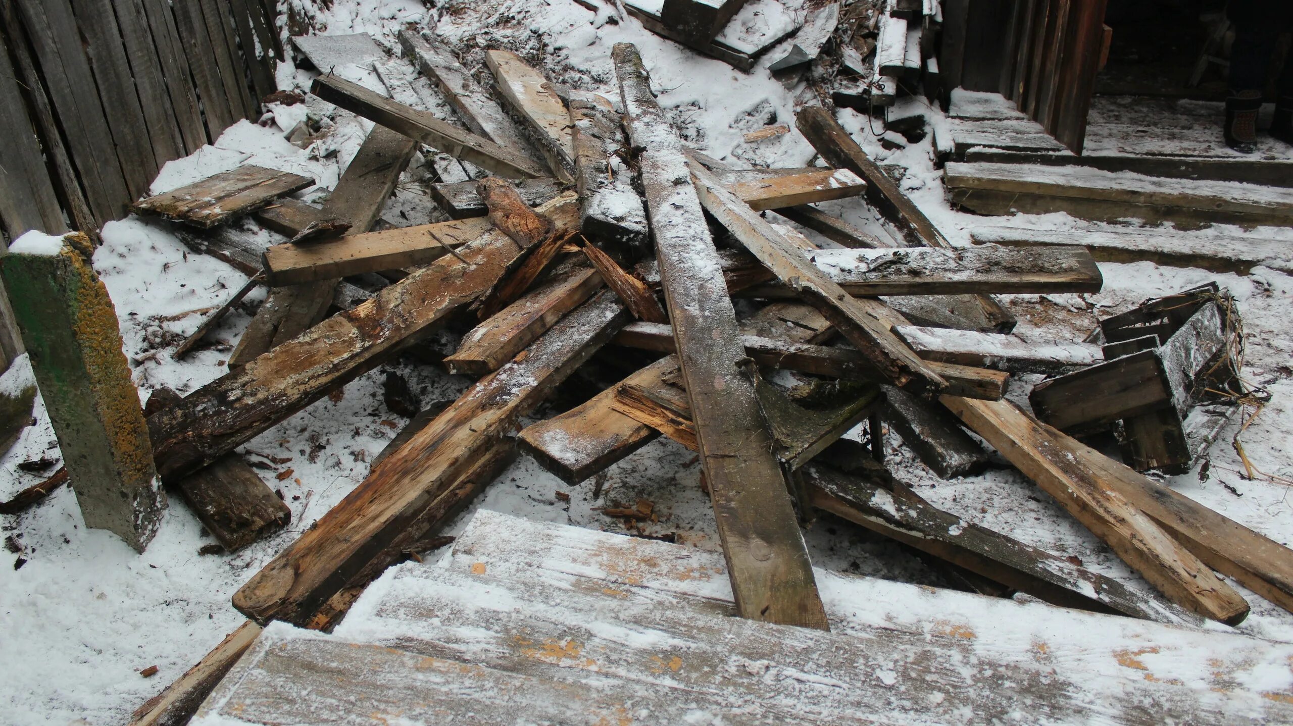 Дрова зимой. Волонтеры помогли сложить дрова сарай. ЗИЛ зимой с дровами в горах. Куча дров зимой.