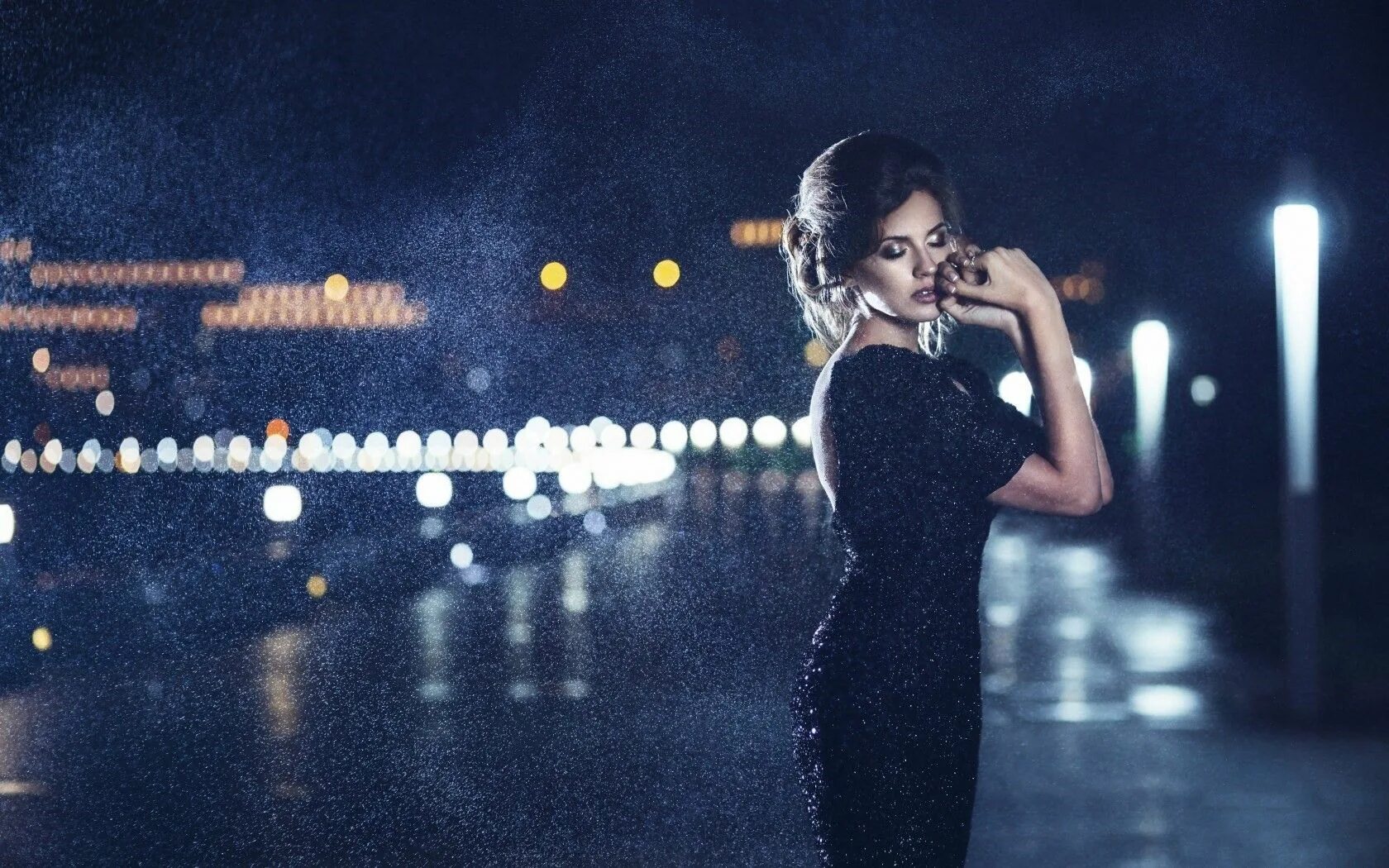 Woman is night. Девушка в Вечернем платье ночью. Девушка в платье в ночном городе. Ночная фотосессия в городе девушка. Женщина на фоне ночного города.