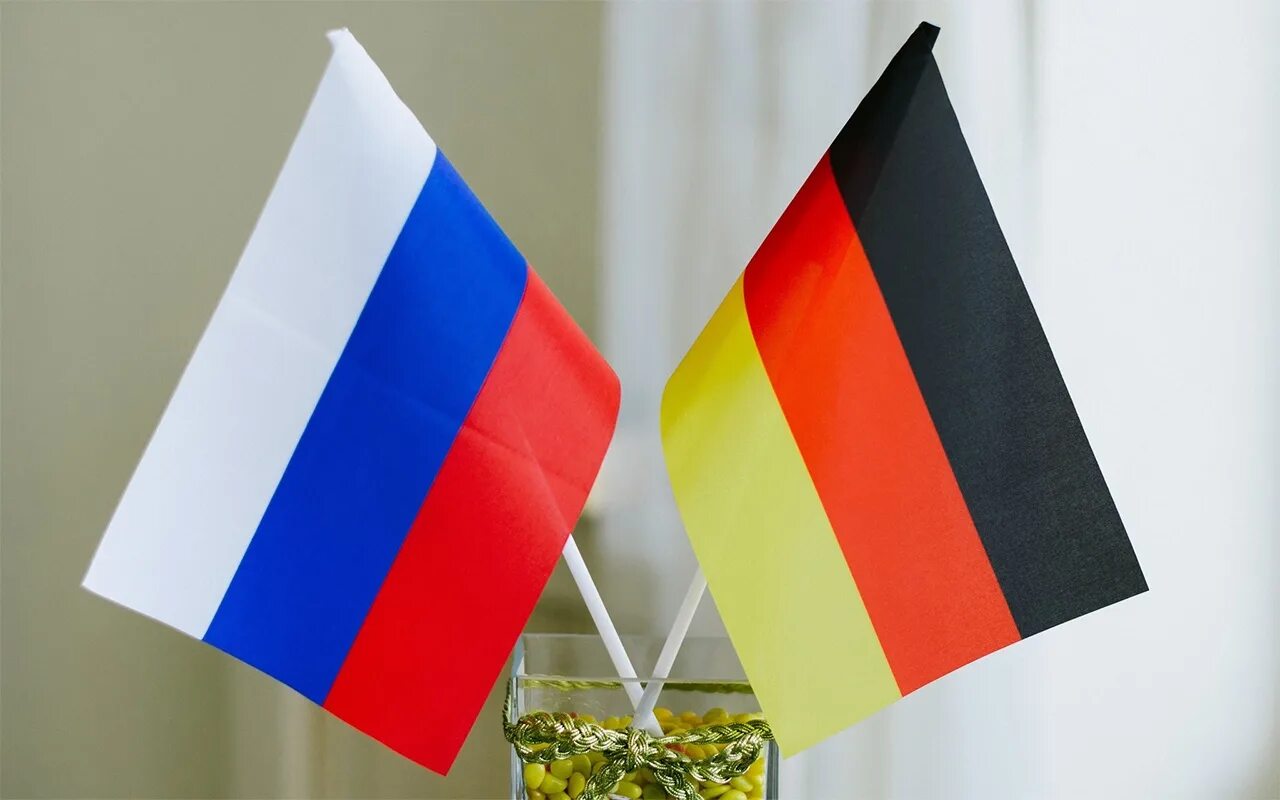Германия россия различия. Флаги РФ И ФРГ. Флаг России и Германии. Россия и Германия. Россияне в Германии.
