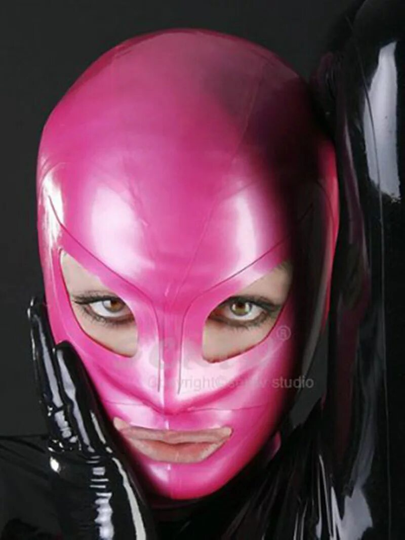 Капот на голове. Маска из латекса. Розовая латексная маска. Маска латекс женская. Маска из латекса розовая.