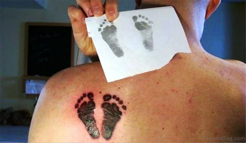Следы на теле. Татуировка отпечаток ножки. Тату отпечаток ребенка. Татуировка отпечаток ножки ребенка. Отпечаток детской руки тату.